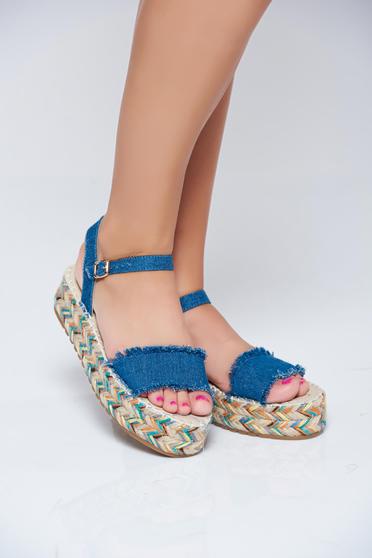 Sandale casual albastru-inchis accesorizata cu o catarama metalica