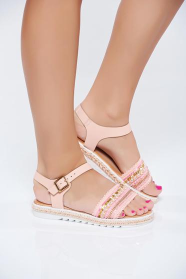 Sandale cu aplicatii cu margele roz accesorizata cu o catarama metalica