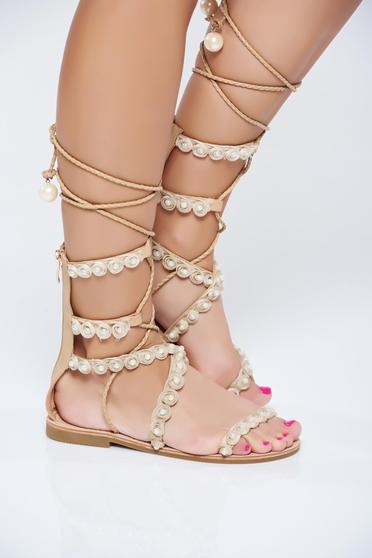 Sandale crem cu talpa joasa cu aplicatii cu perle accesorizate cu snur