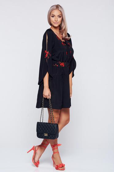 Rochie PrettyGirl neagra brodata cu croi larg din material vaporos