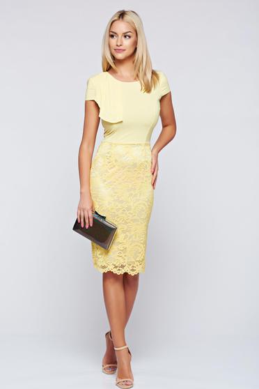 Rochie StarShinerS galbena de ocazie din material dantelat