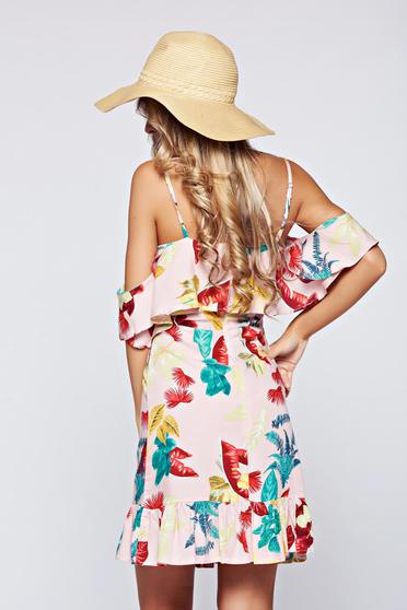 poze cu Rochie Top Secret roz casual cu umeri goi cu volanase