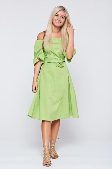 Rochie LaDonna verde-deschis cu maneci clopot pe umeri