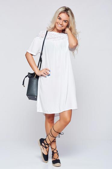 Rochie alba casual cu croi larg cu maneca scurta
