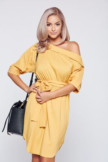 Rochie PrettyGirl galbena casual cu croi larg accesorizata cu cordon