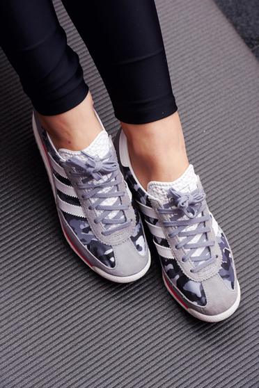 Pantofi sport Adidas Originals gri casual cu print