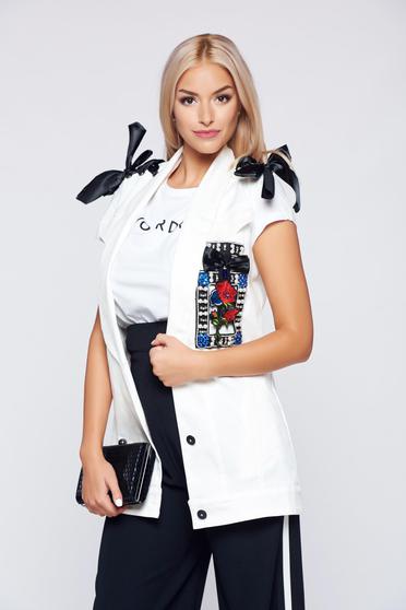 Vesta Ocassion alb casual brodat accesorizat cu snur
