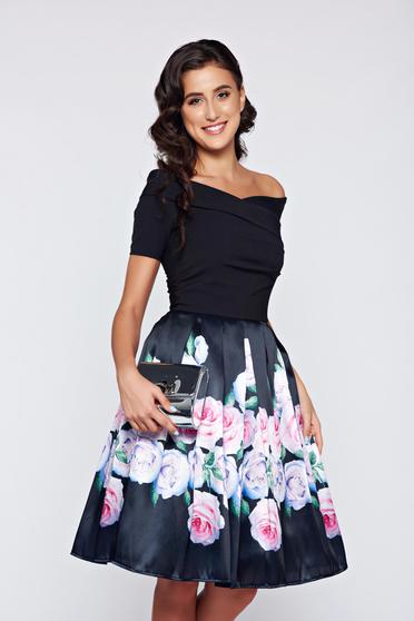 Rochie Artista neagra eleganta in clos cu umeri goi