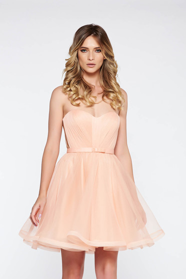 Rochie Ana Radu piersica de lux tip corset din tul captusita pe interior cu bust buretat accesorizata cu cordon