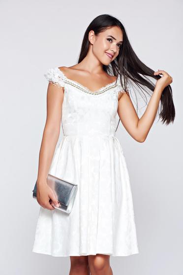 Rochie StarShinerS alba de ocazie in clos cu umeri goi