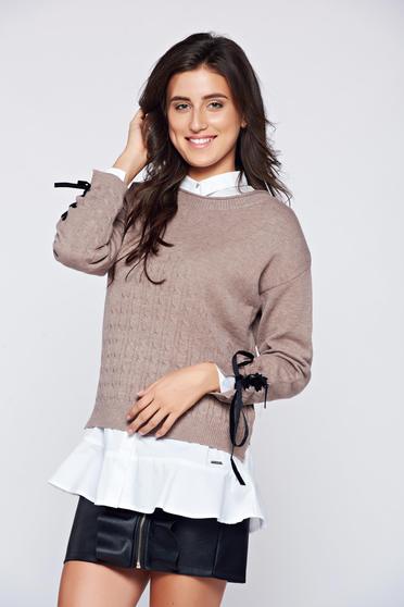 Pulover maro din material tricotat accesorizat cu snur