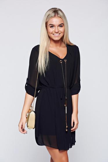 Rochie neagra eleganta cu croi larg cu accesoriu metalic