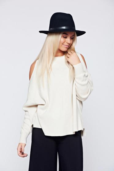 Pulover crem casual tricotat cu umeri decupati