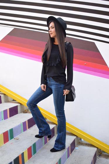 Bluza dama LaDonna neagra eleganta cu croi larg cu aplicatii de dantela