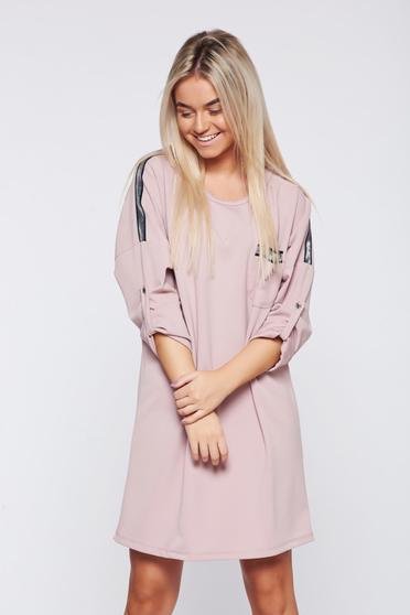 Rochie rosa casual cu croi larg un buzunar in fata
