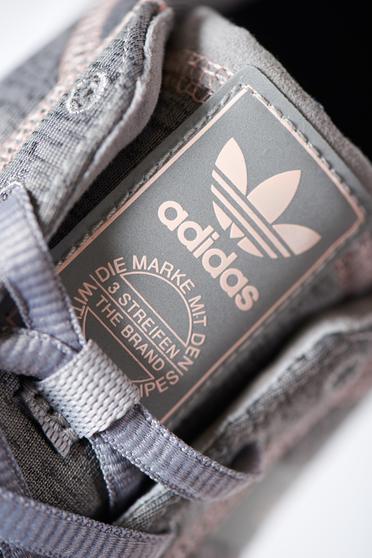 poze cu Pantofi sport Adidas Originals gri casual cu talpa usoara cu siret