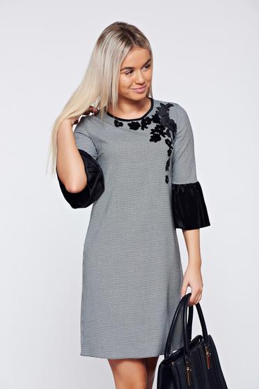 Rochie LaDonna neagra eleganta de zi cu croi larg cu aplicatii florale