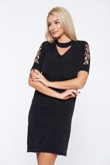Rochie StarShinerS neagra eleganta de zi brodata cu un croi in a