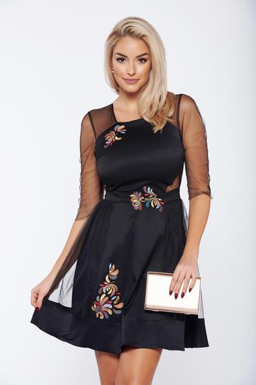 Rochie StarShinerS neagra eleganta din material satinat si tul cu insertii de broderie
