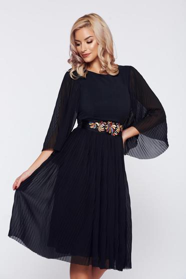 Rochie StarShinerS neagra de ocazie din voal plisat accesorizata cu cordon brodat