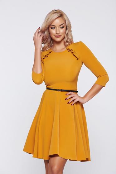Rochie StarShinerS mustarie office in clos din stofa elastica subtire cu accesoriu tip curea