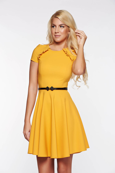 Rochie StarShinerS mustarie office in clos din stofa elastica subtire cu accesoriu tip curea