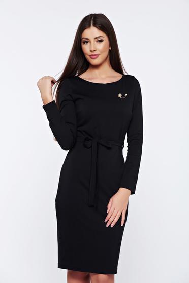 Rochie PrettyGirl neagra office accesorizata cu brosa