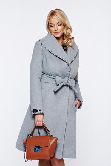 Palton LaDonna gri elegant din lana in clos brodat accesorizat cu cordon