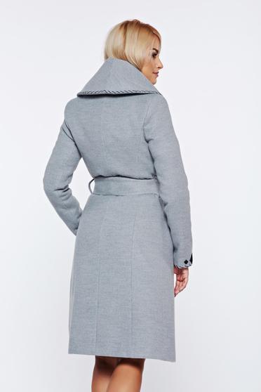 Palton LaDonna gri elegant din lana in clos brodat accesorizat cu cordon