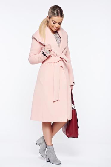 Palton LaDonna rosa elegant din lana in clos brodat accesorizat cu cordon
