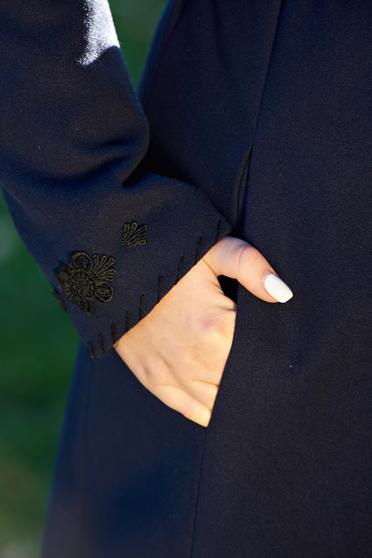 Palton LaDonna albastru-inchis elegant din lana in clos brodat accesorizat cu cordon