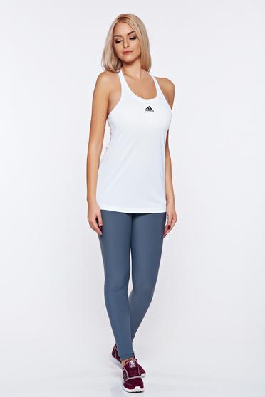 Top Adidas alb sport cu bust buretat cu un croi mulat