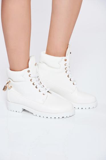 Ghete albe casual din piele ecologica cu siret si accesorii metalice
