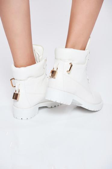 poze cu Ghete albe casual din piele ecologica cu siret si accesorii metalice