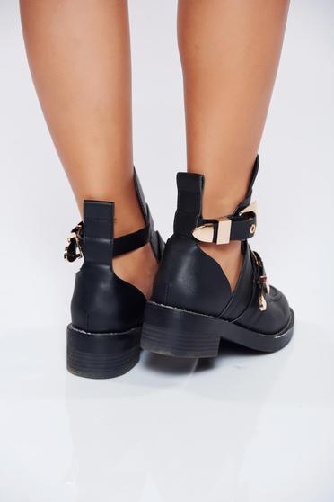 Ghete negre casual din piele ecologica accesorizate cu catarame