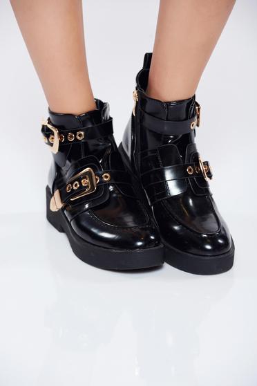 poze cu Ghete negre casual din piele ecologica lacuita accesorizate cu catarame