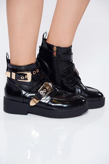 poze cu Ghete negre casual din piele ecologica lacuita accesorizate cu catarame