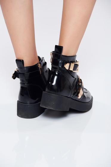 poze cu Ghete negre casual din piele ecologica lacuita accesorizate cu catarame