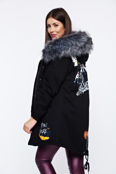 Geaca neagra casual cu imprimeuri cu scris cu tinte metalice