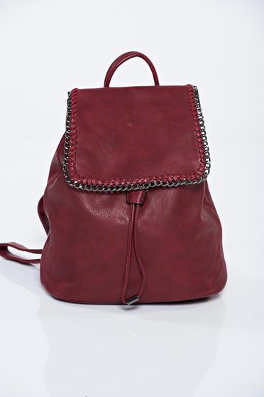Rucsac visiniu din piele ecologica accesorizat cu lantisor