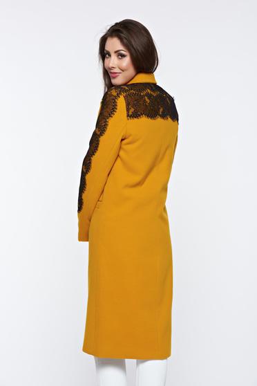 Palton LaDonna mustariu cu aplicatii de dantela elegant drept captusit pe interior