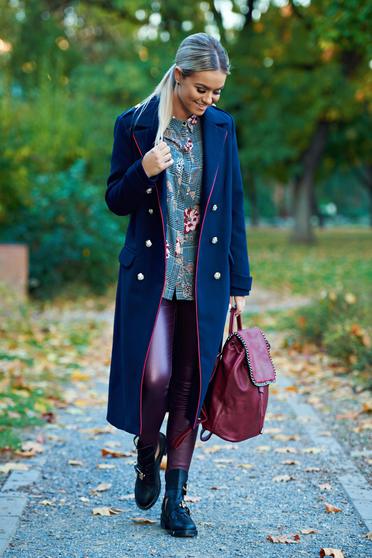 Palton LaDonna albastru-inchis casual cu un croi drept din lana captusit pe interior accesorizat cu nasturi