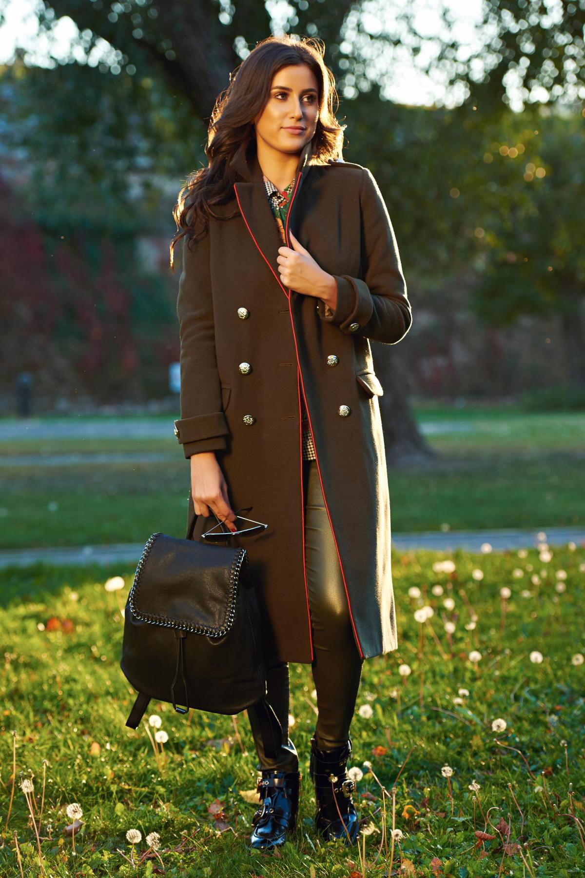 Palton LaDonna khaki casual cu un croi drept din lana captusit pe interior accesorizat cu nasturi