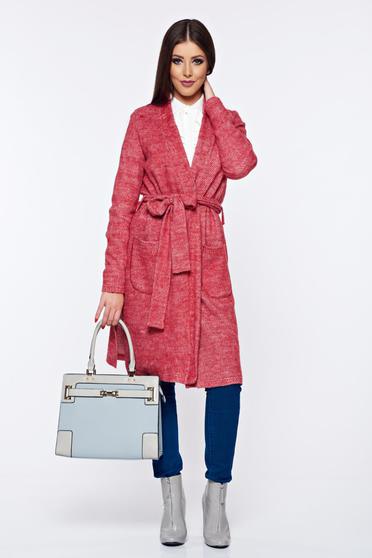 poze cu Cardigan PrettyGirl rosu tricotat din material pufos accesorizat cu cordon
