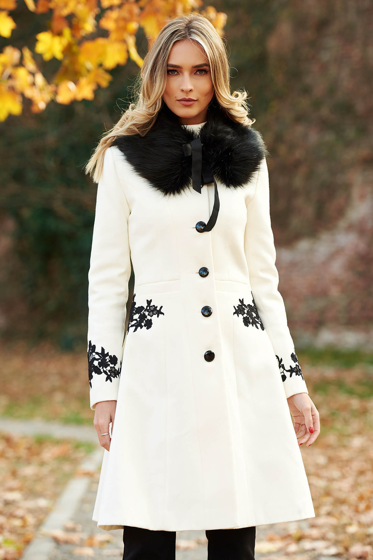 Palton LaDonna alb Best Impulse elegant din lana cu insertii de broderie captusit pe interior cu buzunare