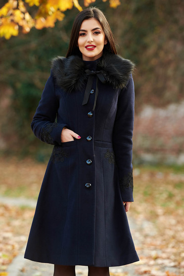 Palton LaDonna albastru-inchis Best Impulse elegant din lana cu insertii de broderie captusit pe interior cu buzunare