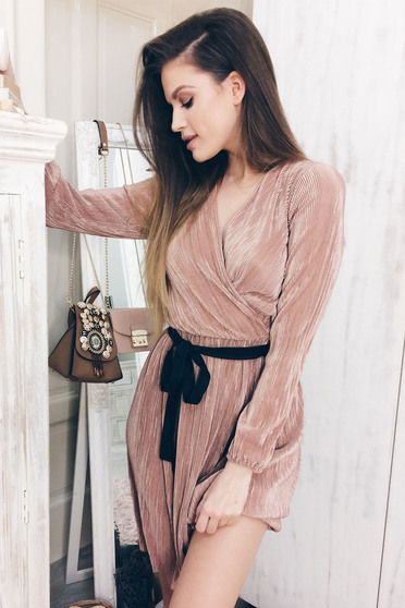 Rochie StarShinerS rosa eleganta plisata accesorizata cu cordon
