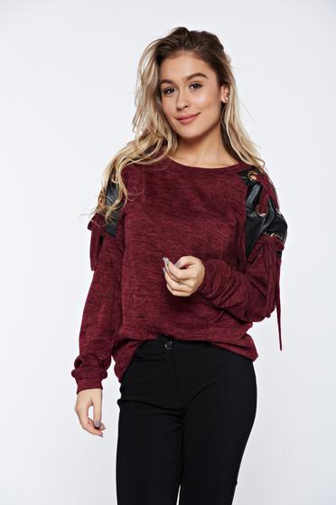Pulover PrettyGirl visiniu casual tricotat cu aplicatii din piele ecologica