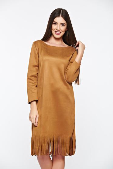 Rochie maro de zi din velur cu franjuri accesorizata cu brosa