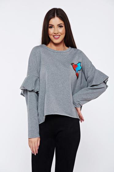 Pulover gri casual brodat cu croi larg cu volanase la maneca